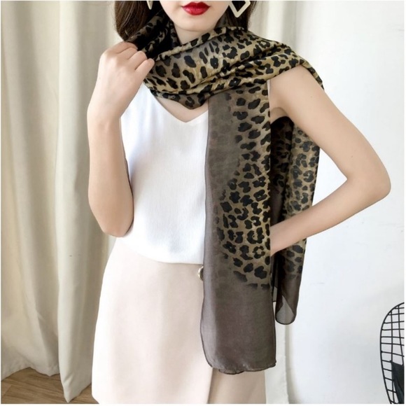 ❤️ONE LEFT.  🌈Gorgeous Leopard scarf/shawl❤️ - Picture 5 of 6